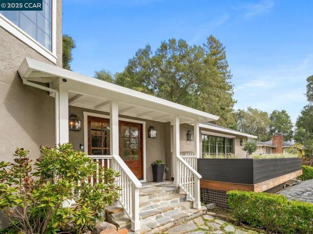 125 Sleepy Hollow Ln, Orinda CA: https://media.crmls.org/mediaz/8f178942-5cdd-4694-a364-7ee10f33f59b.jpg