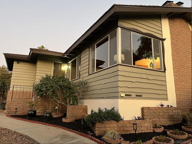 3958 Kenwood Dr, Spring Valley CA: https://media.crmls.org/mediaz/8f17ee6d-3d39-4106-a289-519d5e533511.jpg