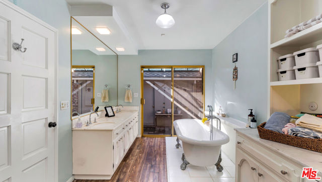 4559 Morella Avenue, Valley Village CA: https://media.crmls.org/mediaz/8f181029-02db-479a-9f90-c9782508ada0.jpg