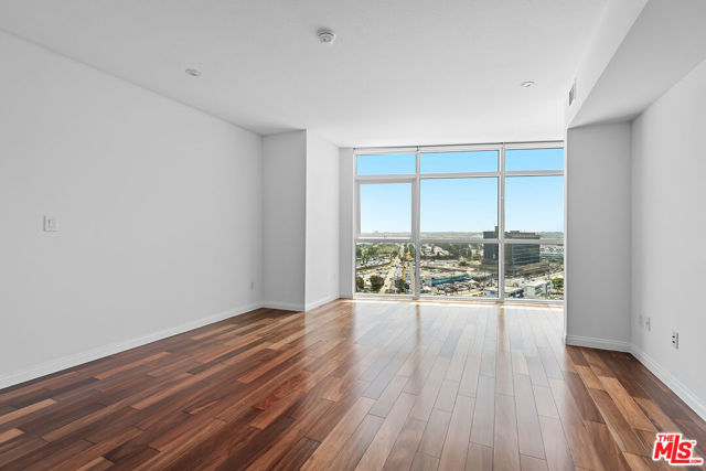 13600 MARINA POINTE Drive, Marina del Rey CA: https://media.crmls.org/mediaz/8f1894ae-d69c-4013-964c-b5a4b0ec2be9.jpg