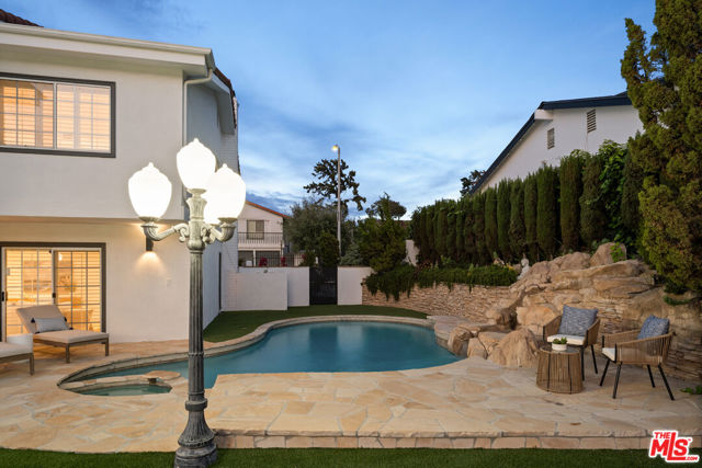 16979 Encino Hills Drive, Encino CA: https://media.crmls.org/mediaz/8f19e3b8-186b-4b74-905d-701b431a4ea2.jpg
