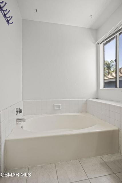 11928 Bubbling Brook Street, Moorpark CA: https://media.crmls.org/mediaz/8f1a1bcd-fabe-4426-8edb-a131bae77663.jpg