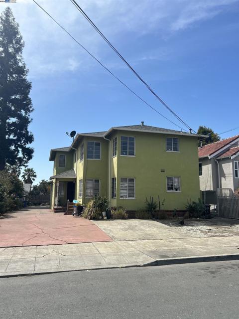 3719 Redding Street, Oakland CA: https://media.crmls.org/mediaz/8f1a9dc4-6054-486f-b32d-3da6c821e2ee.jpg