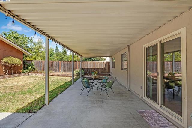 36055 Easterday Way, Fremont CA: https://media.crmls.org/mediaz/8f1b28c4-5c57-4453-892e-e9351408335c.jpg
