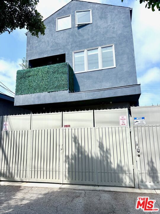 2513 Lincoln Boulevard, Venice CA: https://media.crmls.org/mediaz/8f1b3b9d-7537-4ba6-8a83-c68970bc4aee.jpg