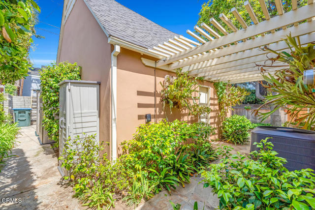110 Glen Summer Road, Pasadena CA: https://media.crmls.org/mediaz/8f1bb950-6ec9-4f50-83cb-1abaaf689a7c.jpg
