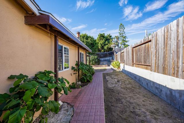 740 Melrose Pl, Vista, California 92083, 5 Bedrooms Bedrooms, ,2 BathroomsBathrooms,Single Family Residence,For Sale,Melrose Pl,250000638SD