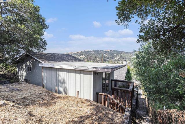 925 GRANDVIEW AVE, Martinez CA: https://media.crmls.org/mediaz/8f1d1267-f6c9-407b-898a-0fc39765dd2d.jpg