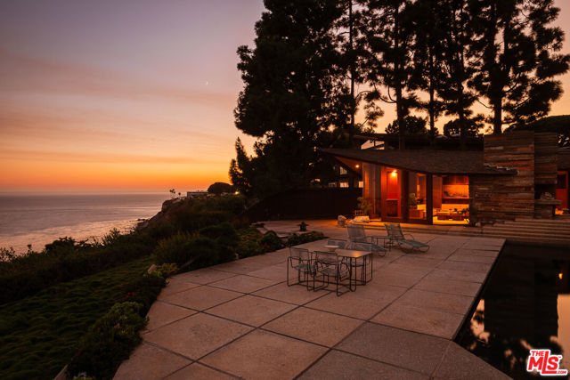8 Sea Cove Drive, Rancho Palos Verdes CA: https://media.crmls.org/mediaz/8f1da8ce-28b0-4ea8-bd13-b9a391bd0e03.jpg