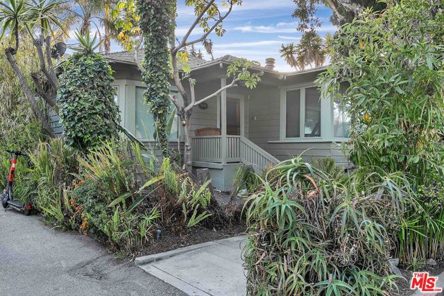 2636 5th Street, Santa Monica CA: https://media.crmls.org/mediaz/8f1dc039-b47a-45ba-b572-f20513d7e85d.jpg
