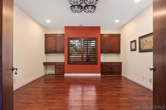 528 Flores de Oro, Rancho Santa Fe CA: https://media.crmls.org/mediaz/8f1e536b-c7b3-44a4-b2e1-f2cea045a1ff.jpg