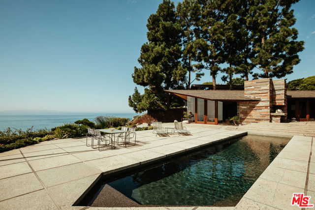8 Sea Cove Drive, Rancho Palos Verdes CA: https://media.crmls.org/mediaz/8f1e9fd7-4861-4430-99ac-9018021552ac.jpg