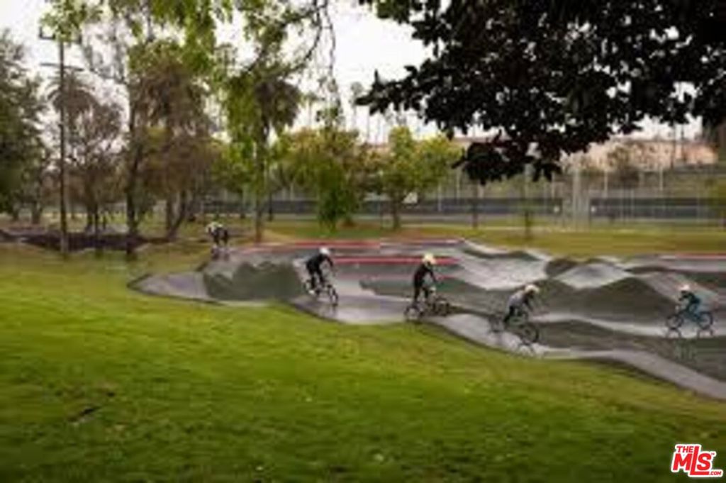 https://media.crmls.org/mediaz/8f1f145f-f664-43dc-8814-87770edd963e.jpg?preset=X-Large