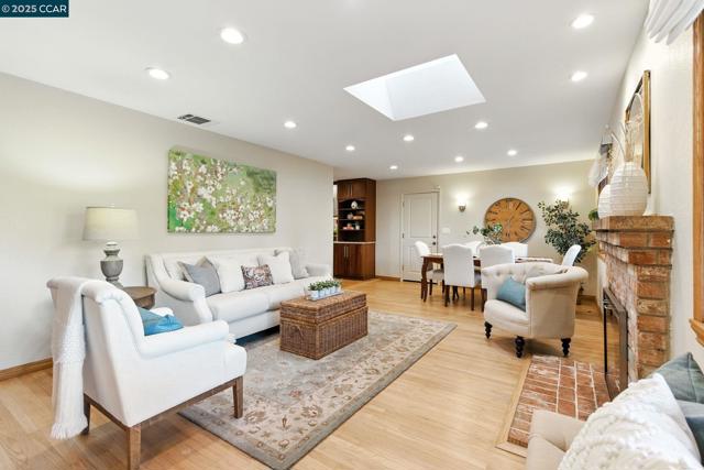 15 Ardmore Ct, Pleasant Hill CA: https://media.crmls.org/mediaz/8f21d444-ae19-4fdf-a6af-cf0d597214c4.jpg