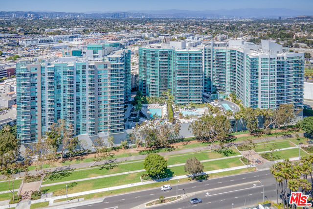 13700 Marina Pointe Drive, Marina del Rey CA: https://media.crmls.org/mediaz/8f22a388-efa3-46c7-aa9c-b262fb492e5e.jpg