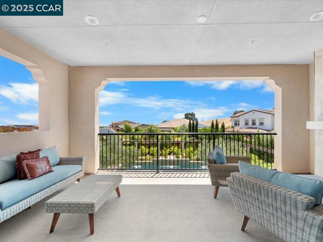 1927 Vintage Cir, Brentwood CA: https://media.crmls.org/mediaz/8f2359aa-0100-472f-995a-e4592dd69cf4.jpg