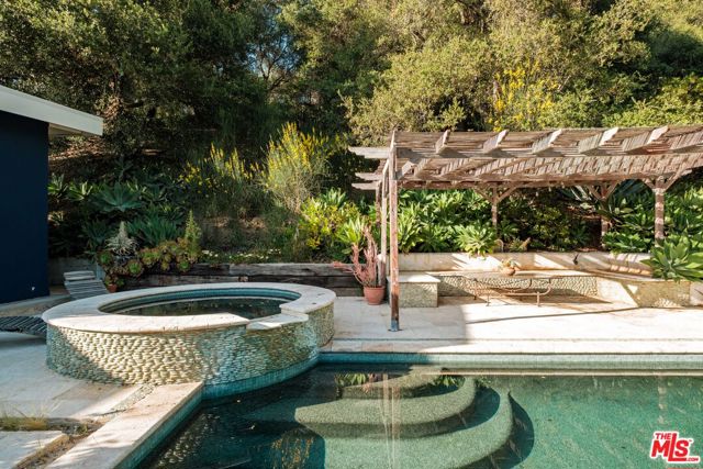 21316 Encina Road, Topanga CA: https://media.crmls.org/mediaz/8f2423c5-7d4d-4501-a4dd-4f11168dd1dd.jpg