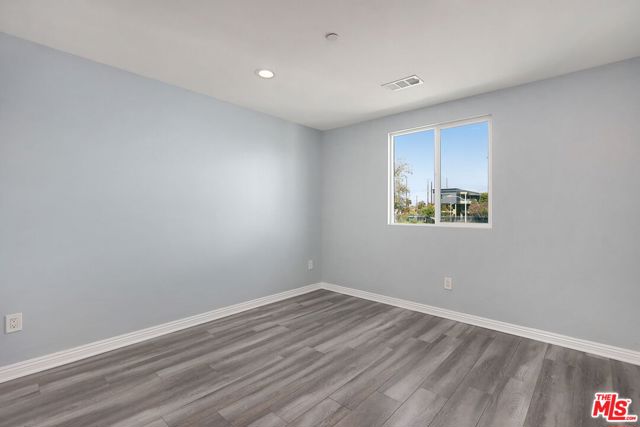 320 E 55th Street, Los Angeles CA: https://media.crmls.org/mediaz/8f24341b-6a2f-47dd-9257-23fad116d9a4.jpg