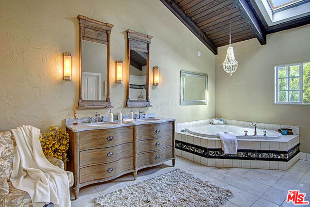 6322 W 78TH Place, Westchester CA: https://media.crmls.org/mediaz/8f24febb-750f-4885-8c65-d93b6281328e.jpg