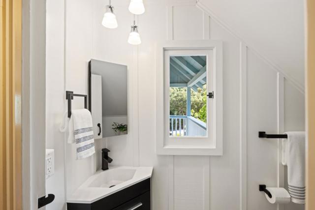 18 Upper Circle, Carmel Valley CA: https://media.crmls.org/mediaz/8f2564a9-6858-4796-ba13-05886eb1dc24.jpg