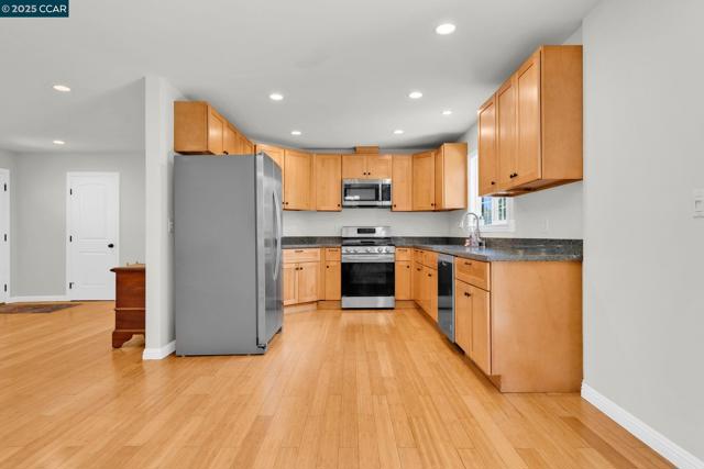 121 School Ln, Walnut Creek CA: https://media.crmls.org/mediaz/8f2813b5-c878-441c-8048-eafb8633fd25.jpg