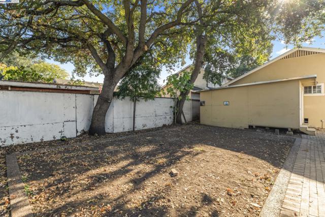 2825 Marlborough Avenue, Redwood City CA: https://media.crmls.org/mediaz/8f28e315-1b46-4d4d-a6d3-55c8603134f5.jpg