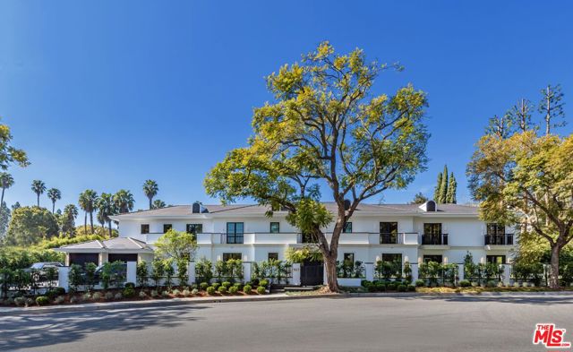 927 N Whittier Drive, Beverly Hills CA: https://media.crmls.org/mediaz/8f2a28c3-89d6-4379-9178-f7df15425d44.jpg
