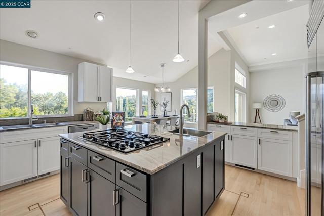 4 Berrybrook Hollow, Orinda CA: https://media.crmls.org/mediaz/8f2b6c4a-05f4-4563-ac94-737d96018a48.jpg