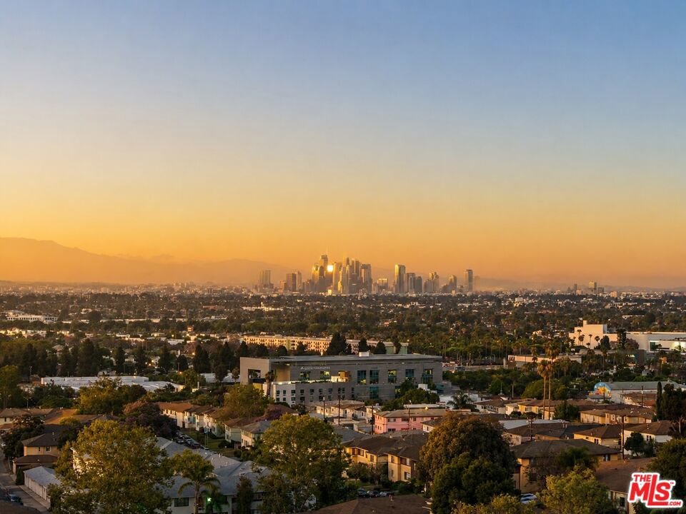 https://media.crmls.org/mediaz/8f2b8eea-ff5a-49d8-b16c-9be559ee026f.jpg?preset=X-Large