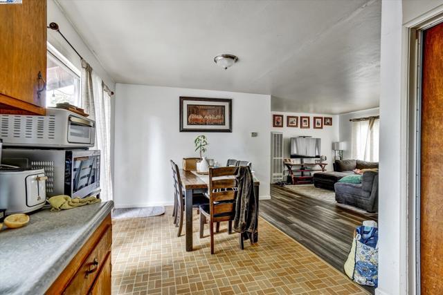 676 Berry Ave, Hayward CA: https://media.crmls.org/mediaz/8f2bb0cb-19fe-4236-b254-12135290db70.jpg
