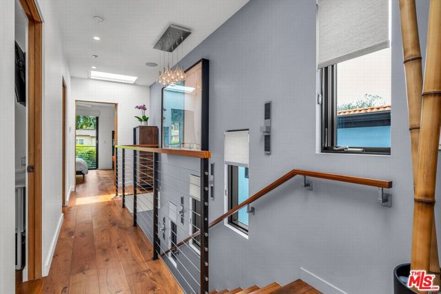 749 Oxford Ave Avenue, Venice CA: https://media.crmls.org/mediaz/8f2c72b1-005f-469b-ba16-db715d9502c2.jpg