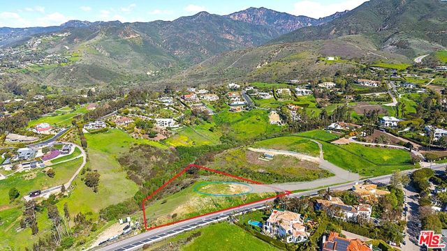 6111 Kanan Dume Road, Malibu CA: https://media.crmls.org/mediaz/8f2c9d30-f383-4e68-9b85-096fcb97bb2f.jpg