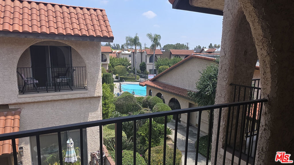 https://media.crmls.org/mediaz/8f2ca5cd-66e1-4dee-8268-501d28e657bf.jpg?preset=X-Large