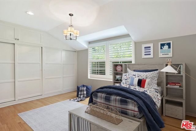4922 Hayvenhurst Avenue, Encino CA: https://media.crmls.org/mediaz/8f2cb1cd-53a2-452d-94ff-e27f23923b60.jpg