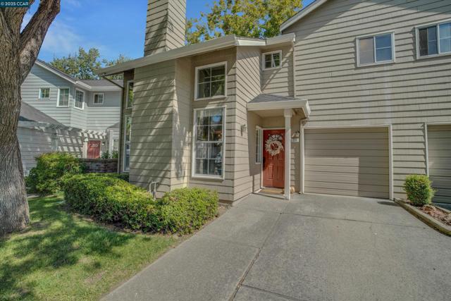 235 Pebblecreek Ct, Martinez CA: https://media.crmls.org/mediaz/8f2d9895-a66b-46f1-984f-1cb94170db39.jpg