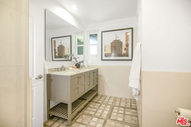 2700 Carmar Drive, Los Angeles CA: https://media.crmls.org/mediaz/8f2dad6b-d694-46df-a525-d71ceeecd756.jpg