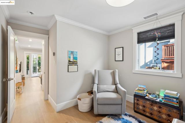 946 Alma Pl, Oakland CA: https://media.crmls.org/mediaz/8f2ef973-7b28-4ac1-a9ce-5286030fc9b5.jpg