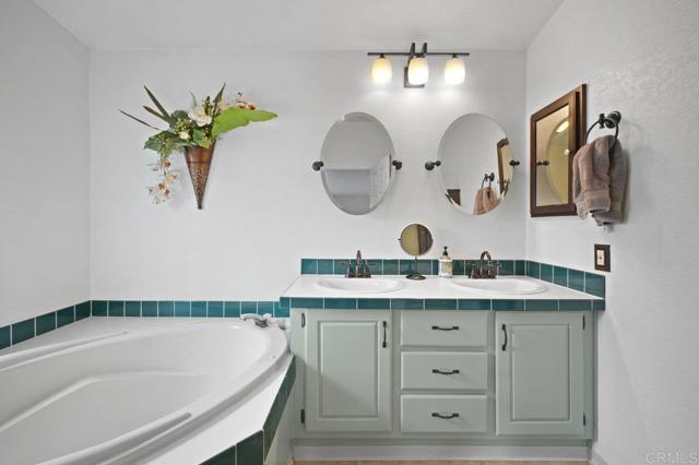 Home for Sale in Lakeside