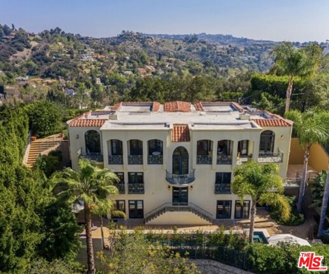 3110 Benedict Canyon Drive, Beverly Hills CA: https://media.crmls.org/mediaz/8f2f90d1-3c61-4781-9cb6-7931ae92ffa6.jpg