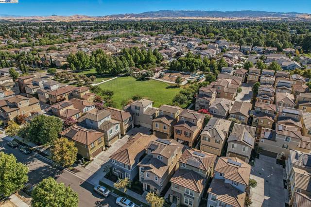 841 Fan Palm Ln, Brentwood CA: https://media.crmls.org/mediaz/8f3095b9-377d-4d0a-8b08-dd7de4da2948.jpg