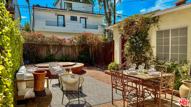 2403 Ocean Avenue, Venice CA: https://media.crmls.org/mediaz/8f30bf59-9866-4bae-a8fa-5526a140c4e7.jpg