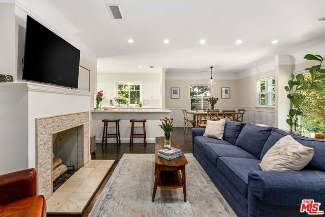 4223 Wilkinson Avenue, Studio City CA: https://media.crmls.org/mediaz/8f319ae7-1320-4450-845c-a6496fe60527.jpg