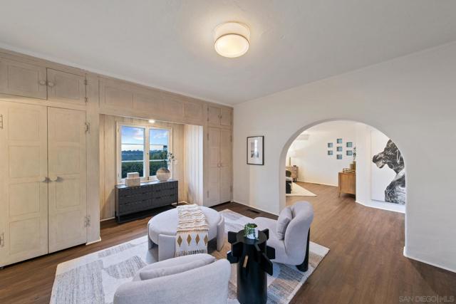 7520 Hillside Dr, La Jolla CA: https://media.crmls.org/mediaz/8f31b5ae-33e0-4cc9-a26a-95b3a158db15.jpg