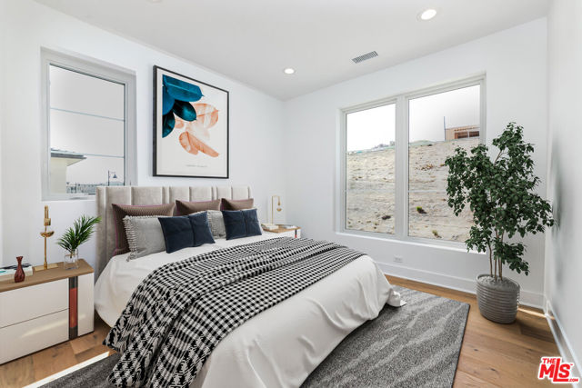 11770 N Hillsborough Lane, Porter Ranch CA: https://media.crmls.org/mediaz/8f3280c5-cc85-48f8-8528-1e675937d834.jpg