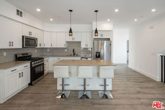 13822 Oxnard Street photo 14