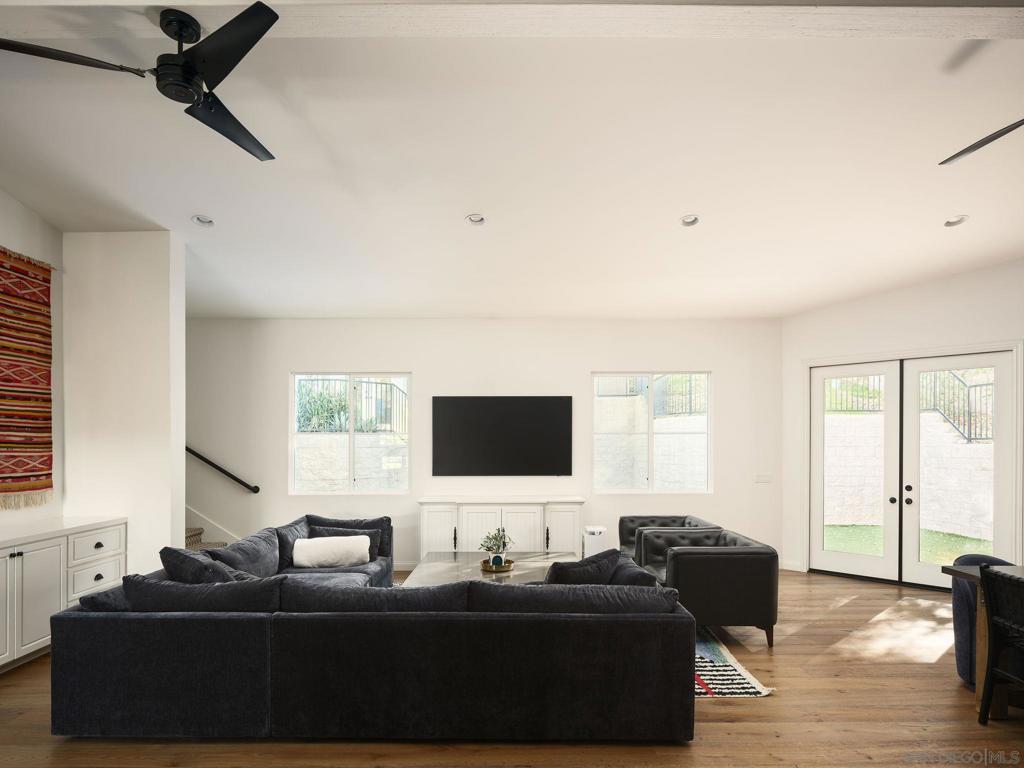 https://media.crmls.org/mediaz/8f337d3b-a35e-4efb-afe0-5c474a74158e.jpg?preset=X-Large