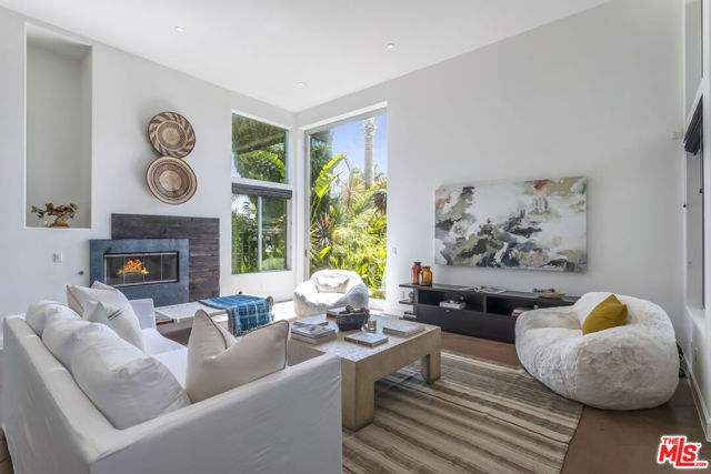 2336 Boone Avenue, Venice CA: https://media.crmls.org/mediaz/8f33f9b5-c054-433d-9f35-d2f12ba2b95c.jpg