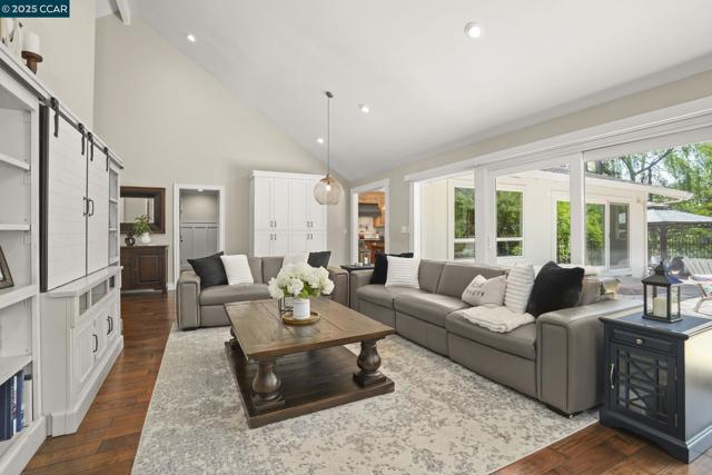 24 Ray Ct, Alamo CA: https://media.crmls.org/mediaz/8f343e0c-e7ab-4a42-88ba-936a27ccd2a0.jpg
