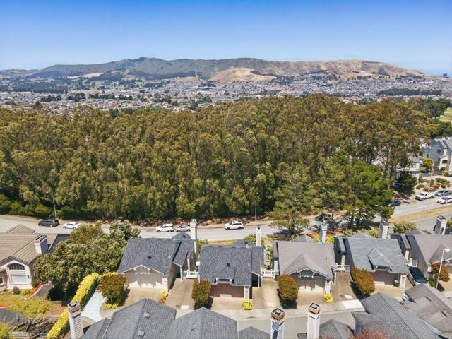 7 Moonlight Court, South San Francisco CA: https://media.crmls.org/mediaz/8f346d9e-4132-4c69-b554-06a5ca411b92.jpg