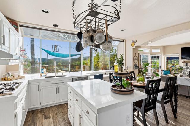 Detail Gallery Image 10 of 56 For 2763 Canyon Oak Pl, Escondido,  CA 92029 - 5 Beds | 3 Baths